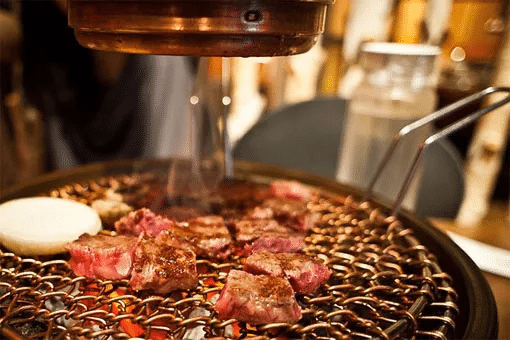烤肉店都是顾客自己烤吗？其实还有一种"厨师代烤"模式，而且越来越受欢迎！