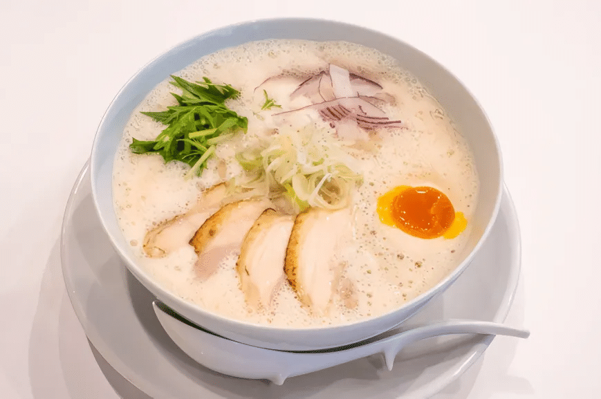 日本拉面培训：鸡白汤拉面制作方法——如何熬出浓白、顺滑又不腻的鸡汤？