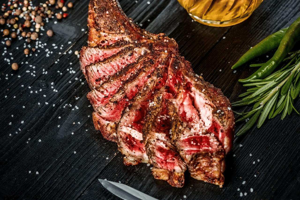 玉子料理学院烤肉培训：一块牛肉从整块原料到上桌，要经过哪些步骤？