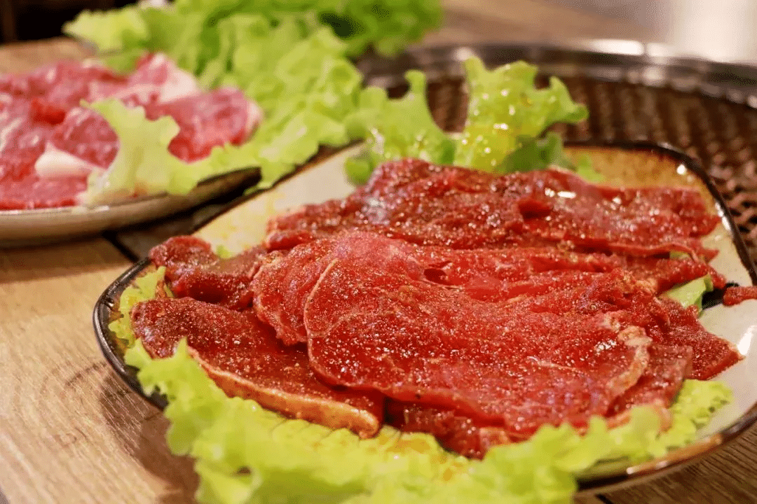 东北烤肉中牛肉嫩化技术详解：为什么普通牛肉也能烤得又嫩又多汁？