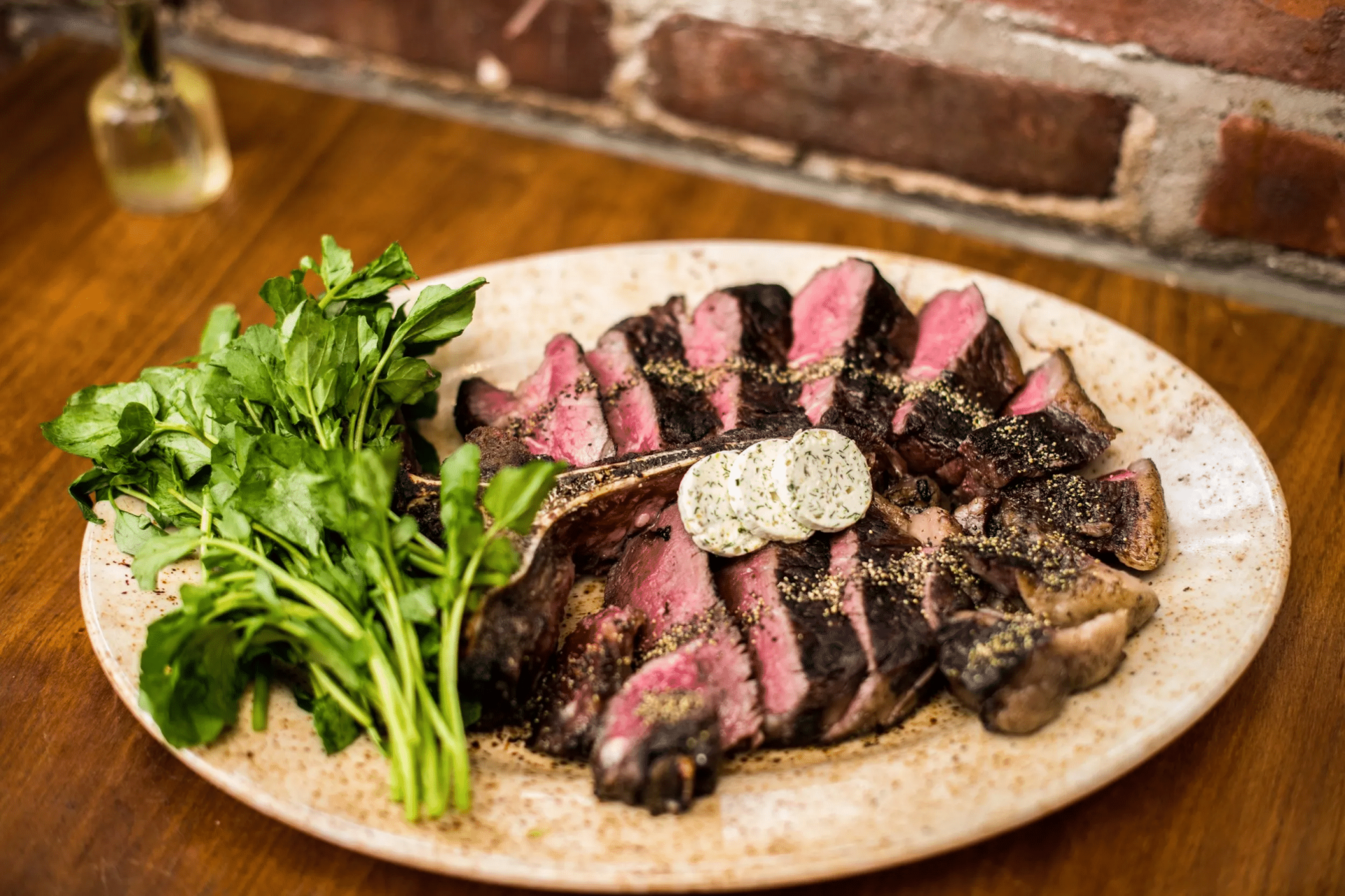 烤肉培训：熟成牛肉为什么适合高端店？🥩｜从食材价值到品牌定位的深度解析